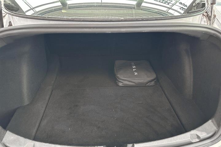Hvid Tesla Model 3 fra 2022