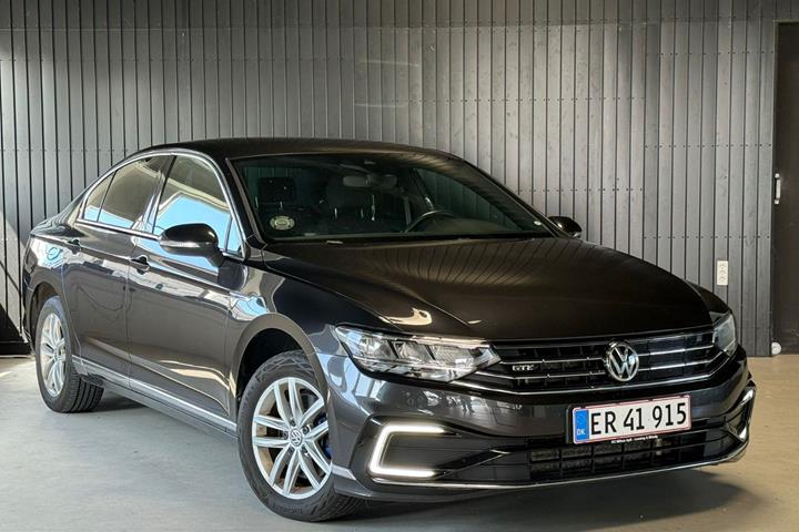 Sort VW Passat fra 2020 set udefra