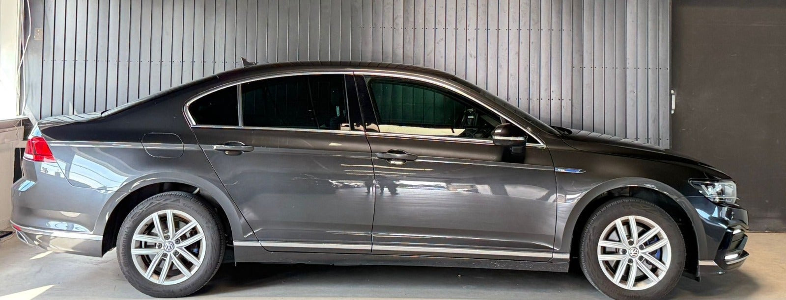 Sort VW Passat fra 2020