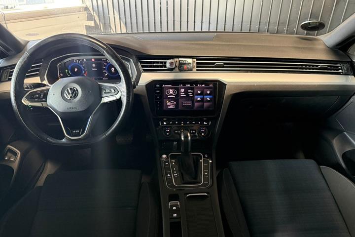 Sort VW Passat fra 2020