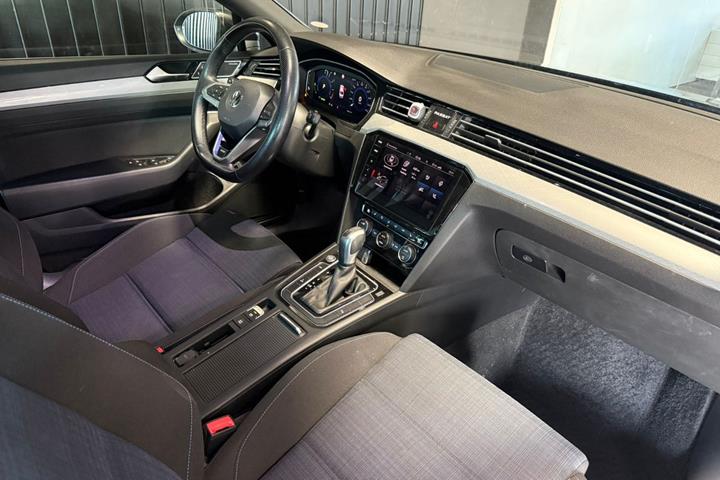 Sort VW Passat fra 2020