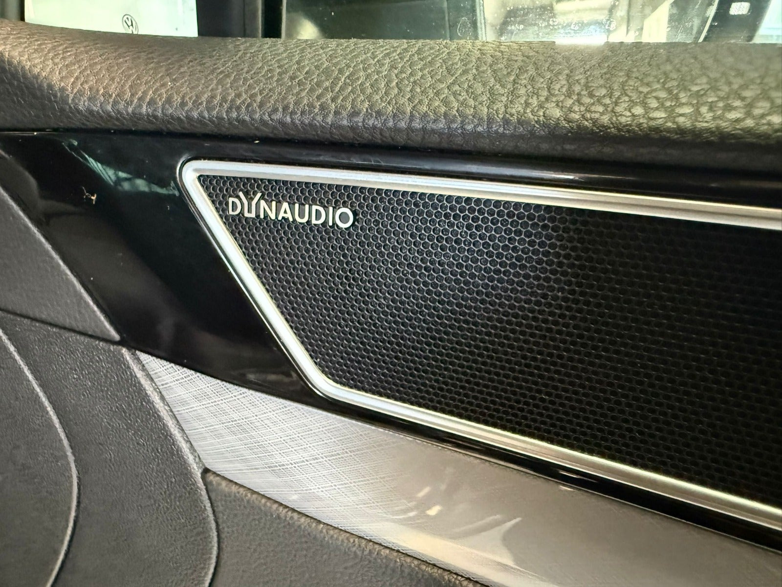 Sort VW Passat fra 2020
