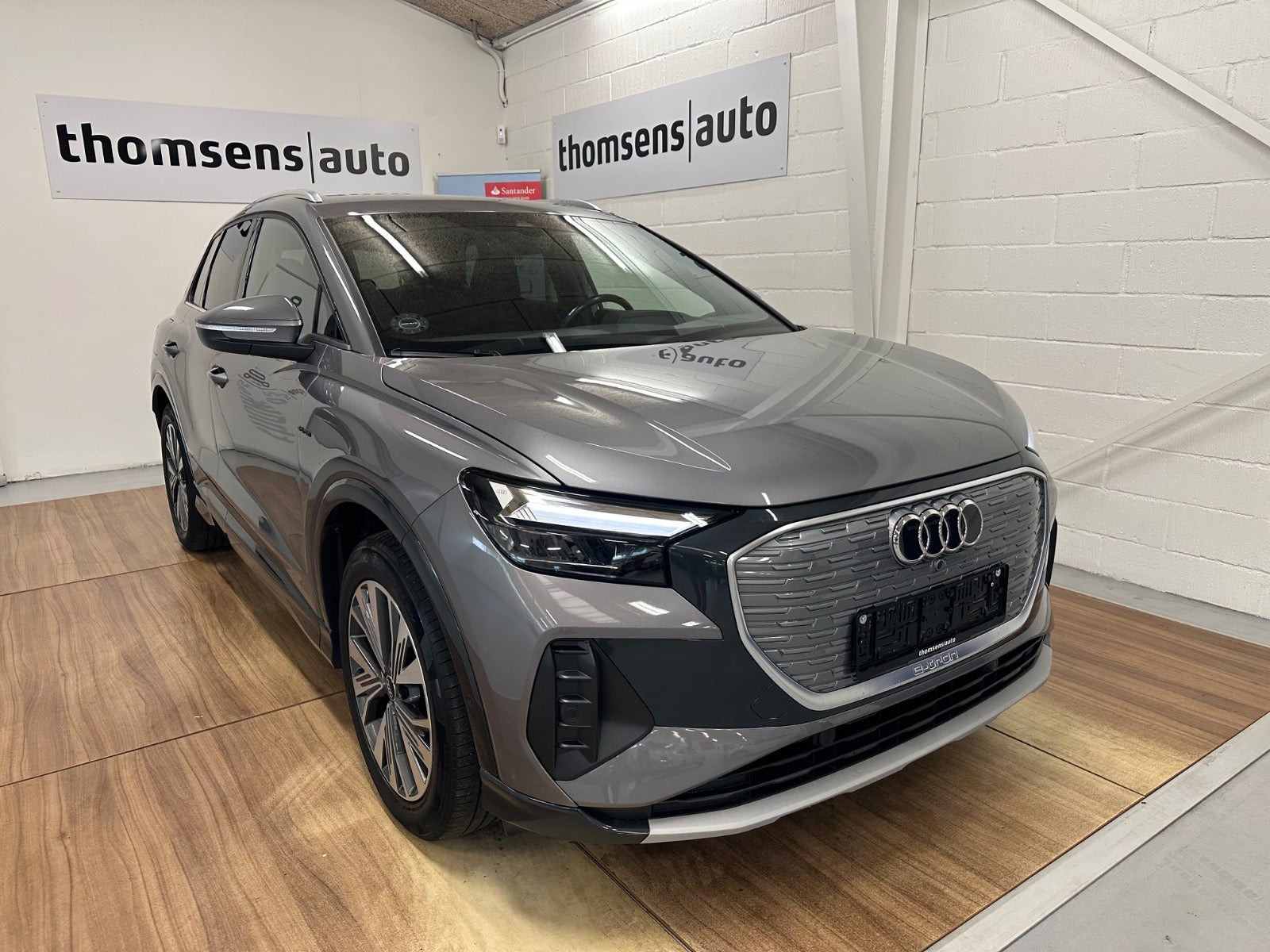 Grå Audi Q4 e-tron fra 2023