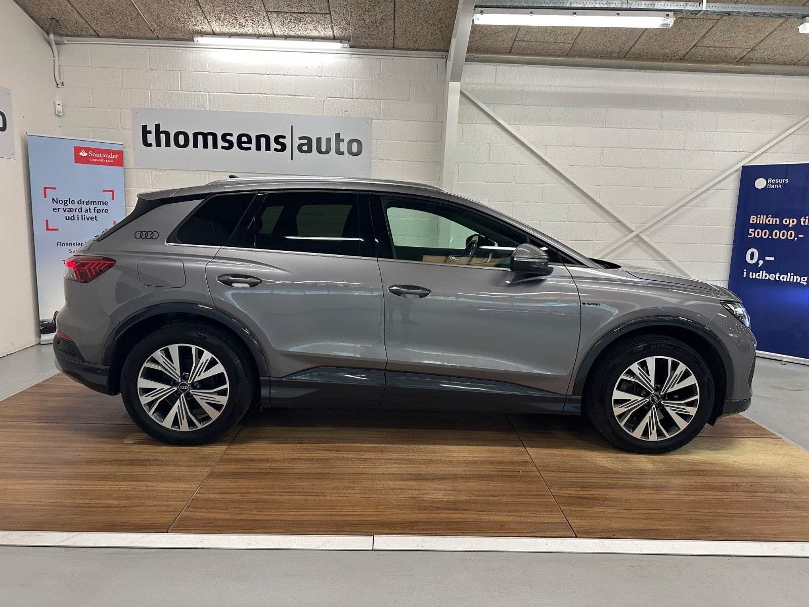 Grå Audi Q4 e-tron fra 2023