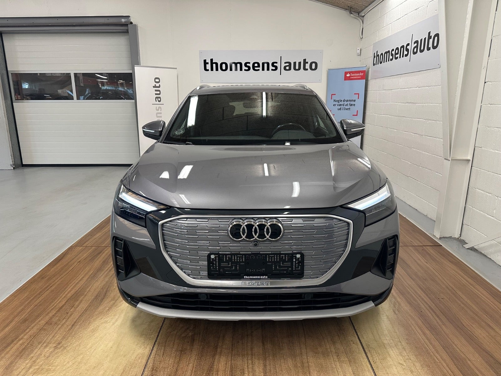 Grå Audi Q4 e-tron fra 2023