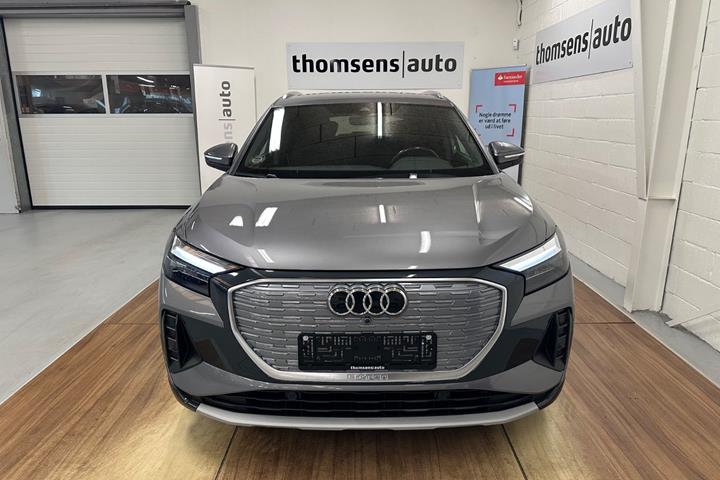 Grå Audi Q4 e-tron fra 2023