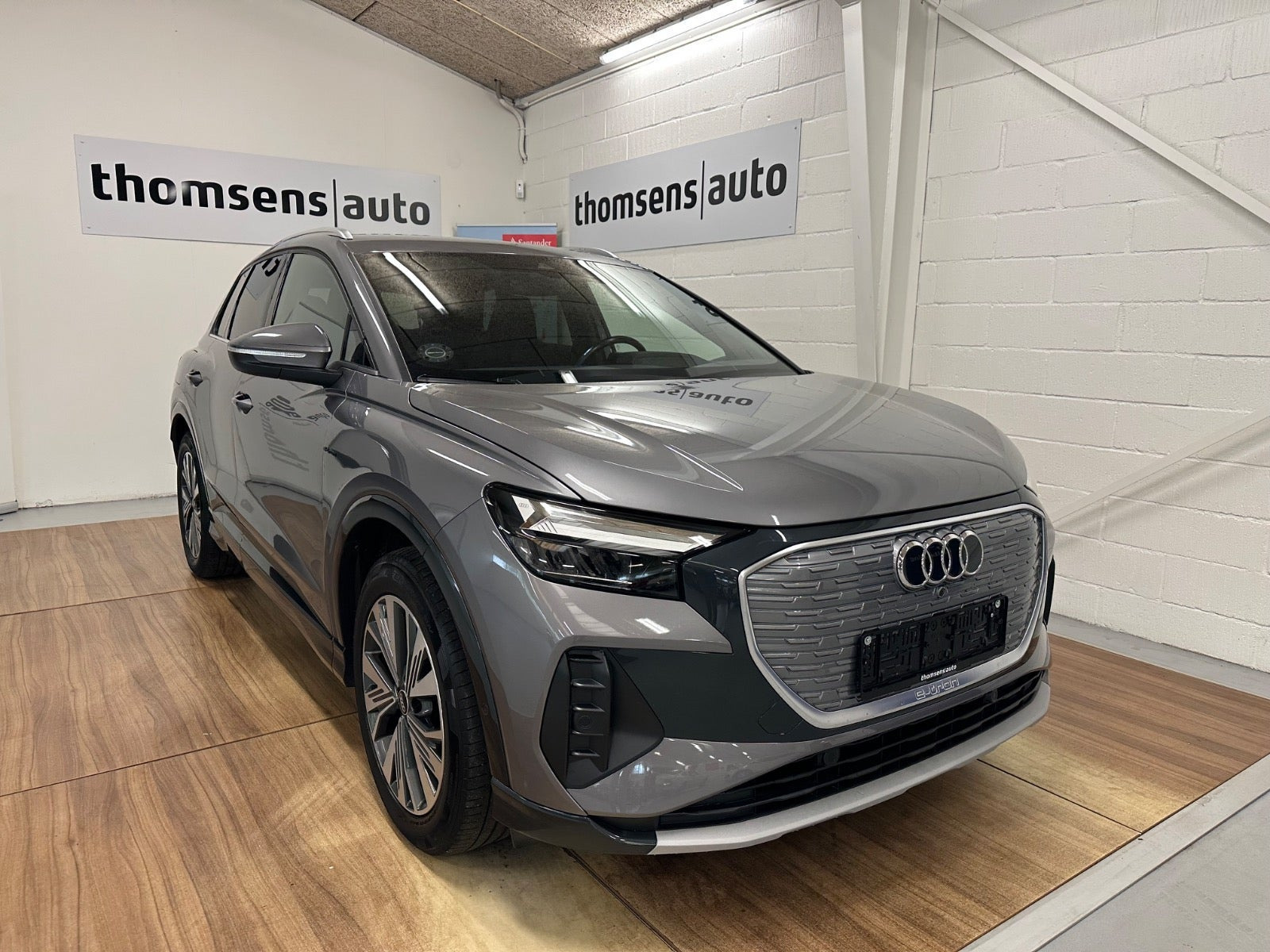 Grå Audi Q4 e-tron fra 2023
