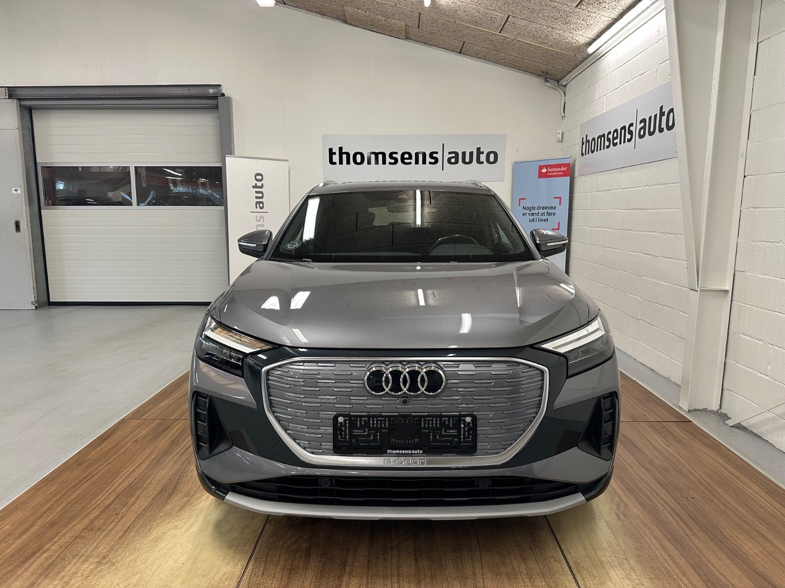 Grå Audi Q4 e-tron fra 2023