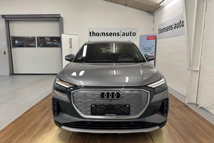 Grå Audi Q4 e-tron fra 2023