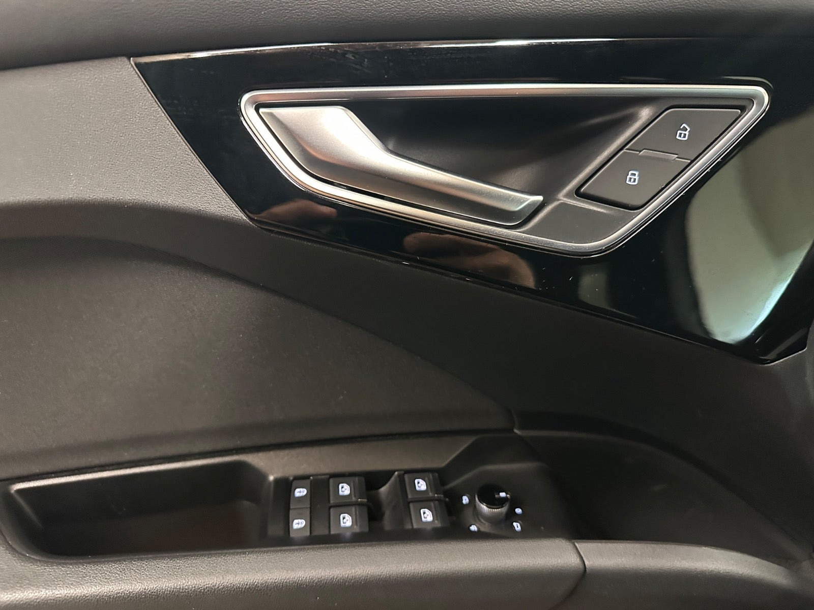 Grå Audi Q4 e-tron fra 2023