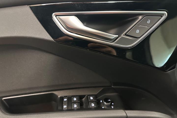 Grå Audi Q4 e-tron fra 2023
