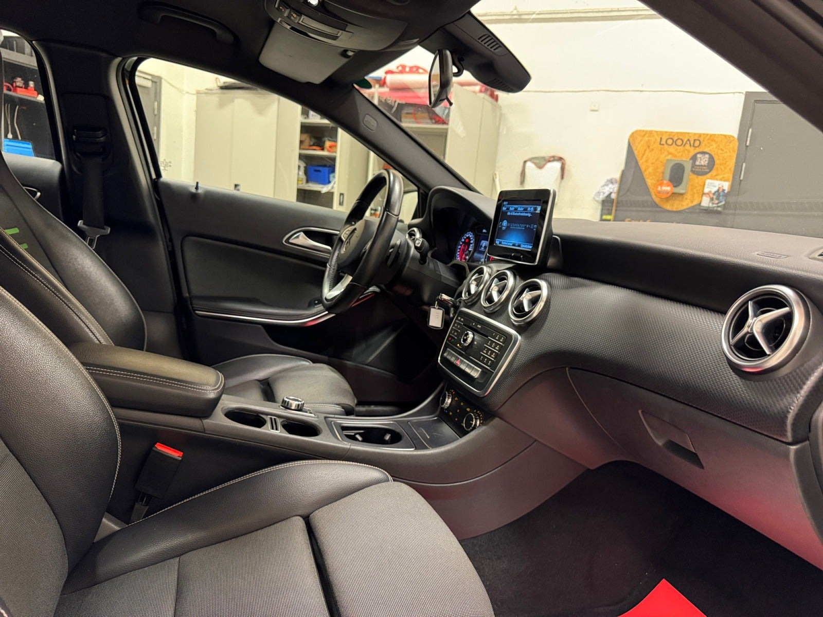 Sort Mercedes A180 d fra 2016