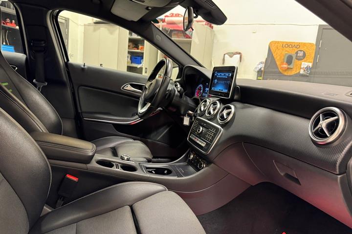 Sort Mercedes A180 d fra 2016