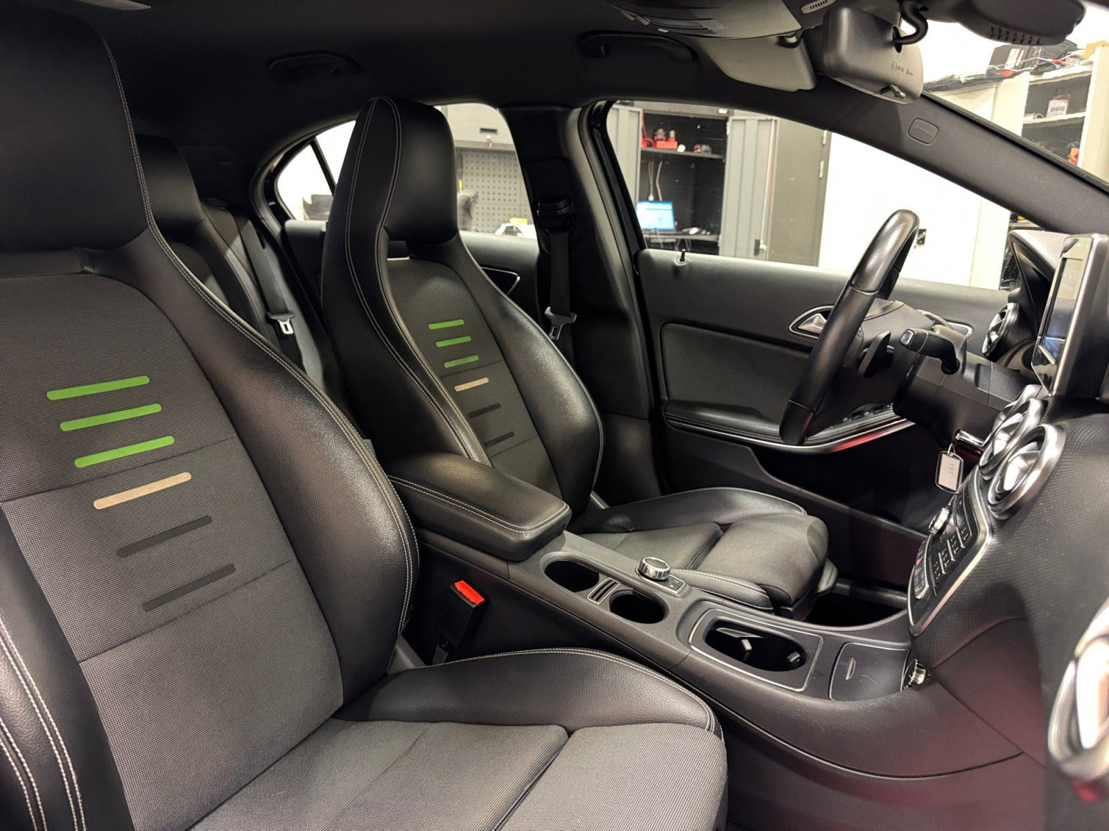 Sort Mercedes A180 d fra 2016