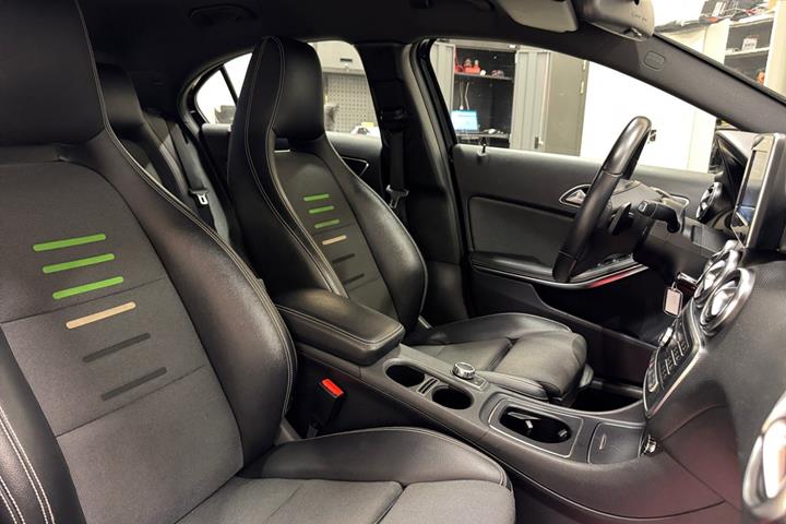 Sort Mercedes A180 d fra 2016