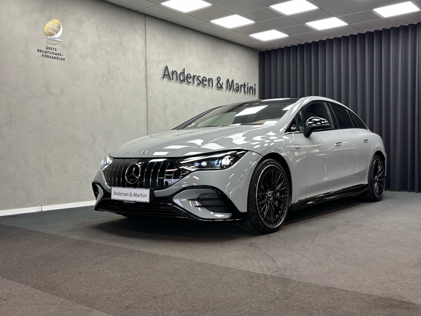 Grå Mercedes EQE 43 AMG fra 2025