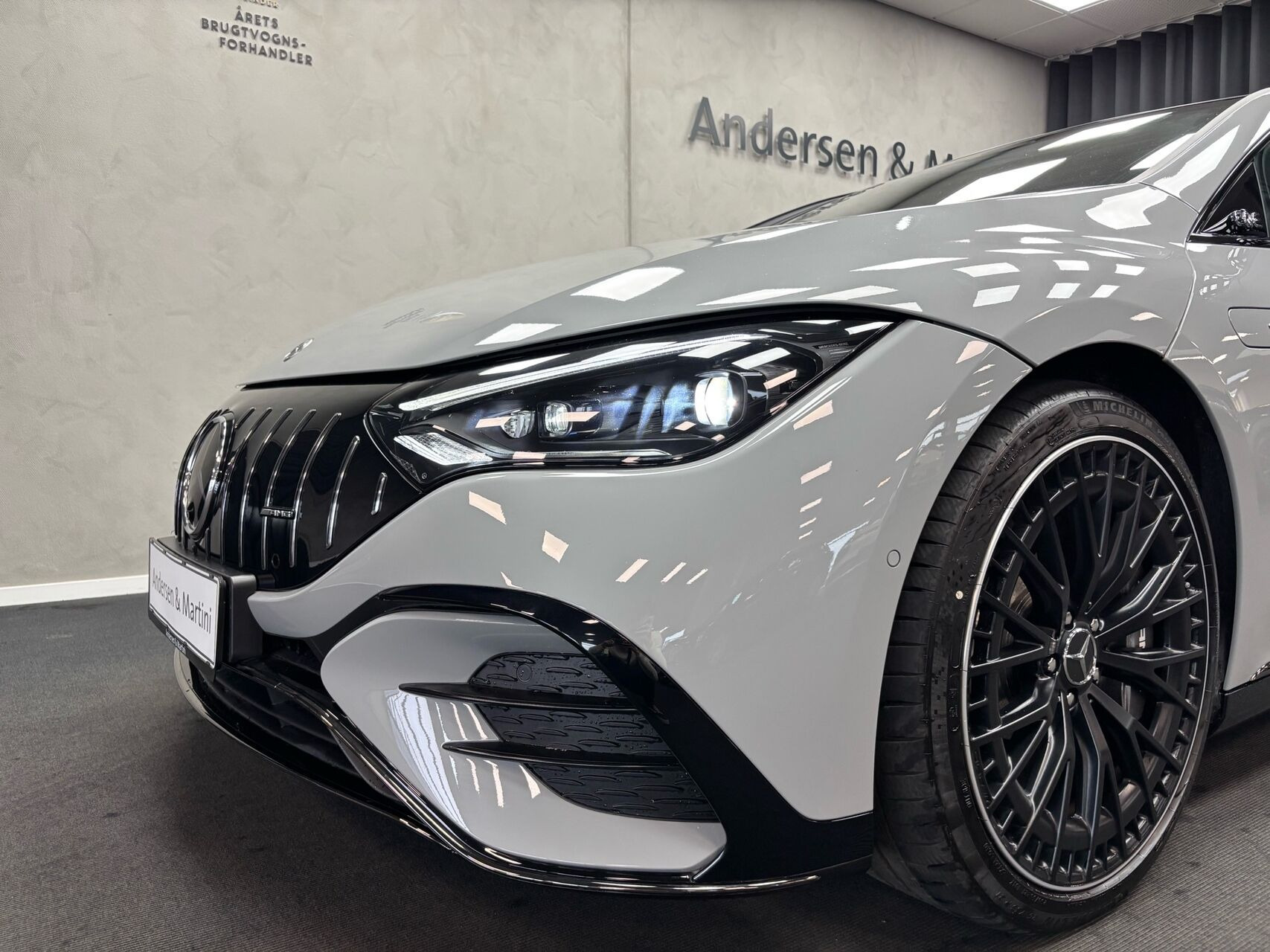 Grå Mercedes EQE 43 AMG fra 2025