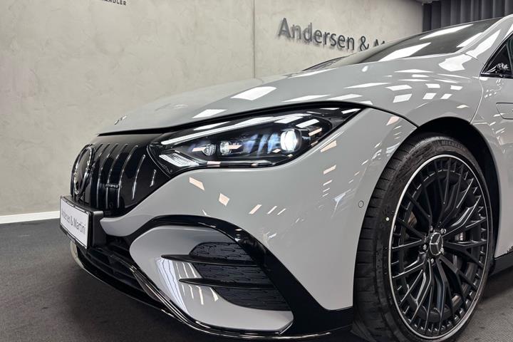 Grå Mercedes EQE 43 AMG fra 2025