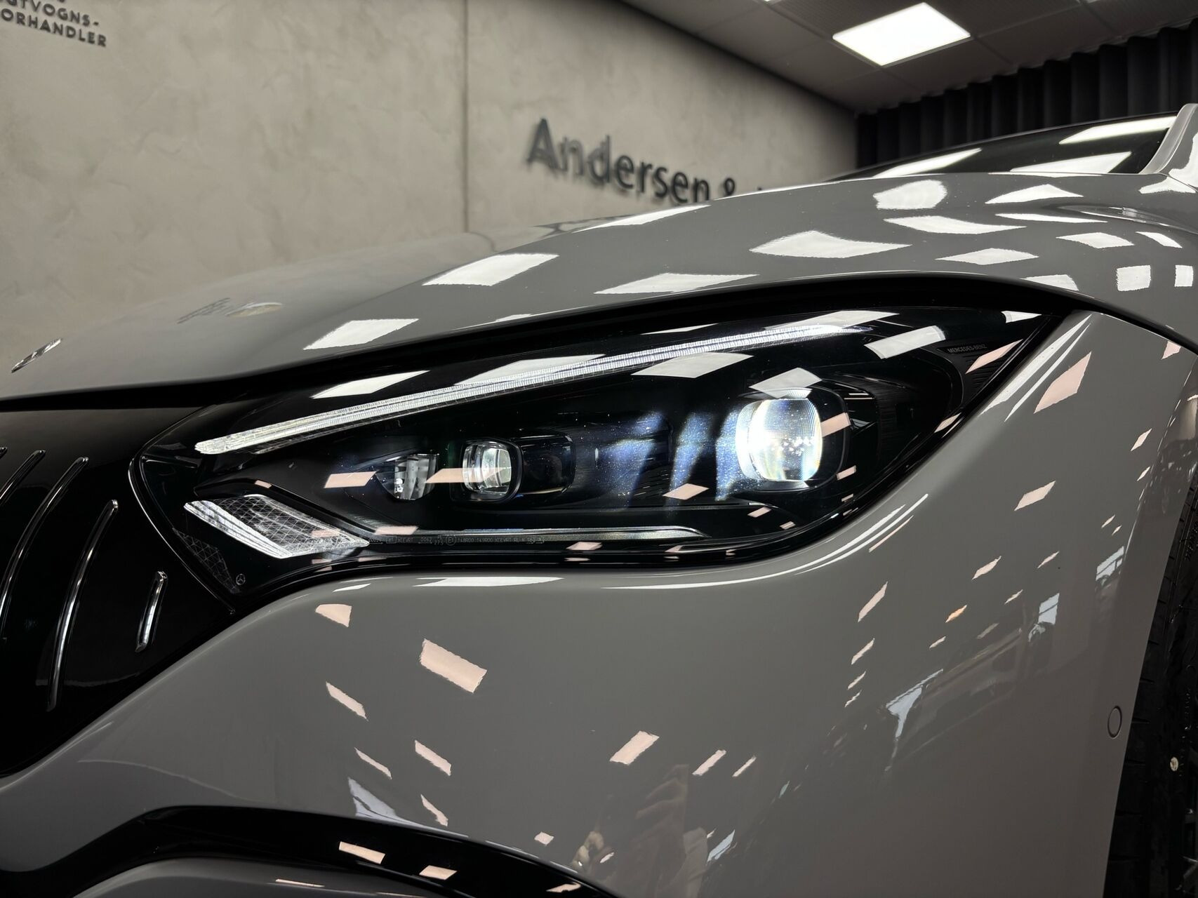 Grå Mercedes EQE 43 AMG fra 2025