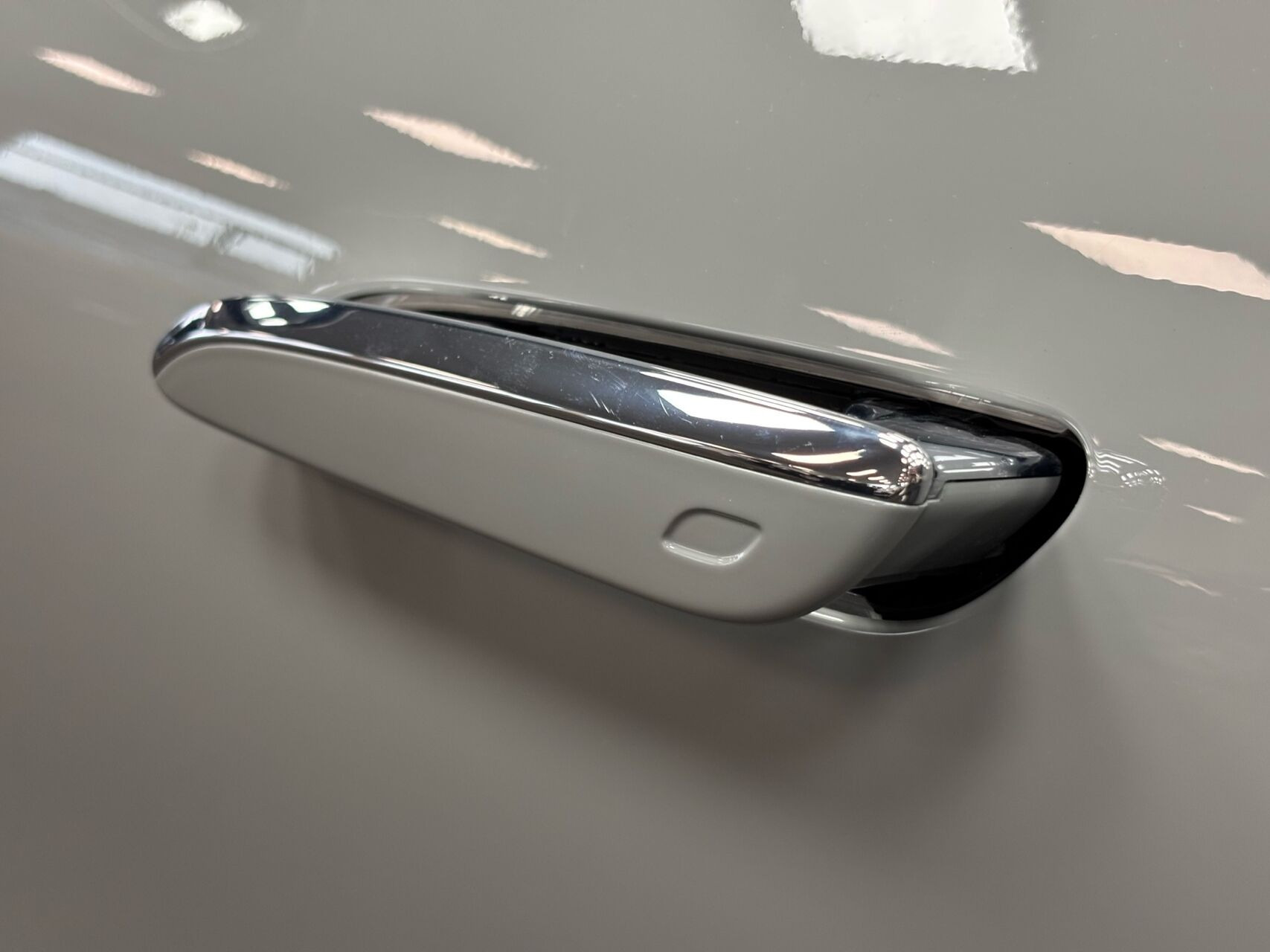 Grå Mercedes EQE 43 AMG fra 2025