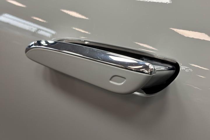 Grå Mercedes EQE 43 AMG fra 2025