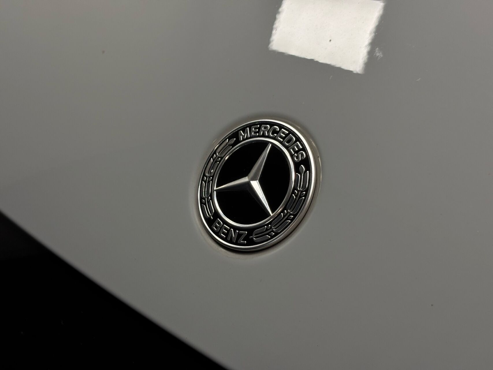 Grå Mercedes EQE 43 AMG fra 2025
