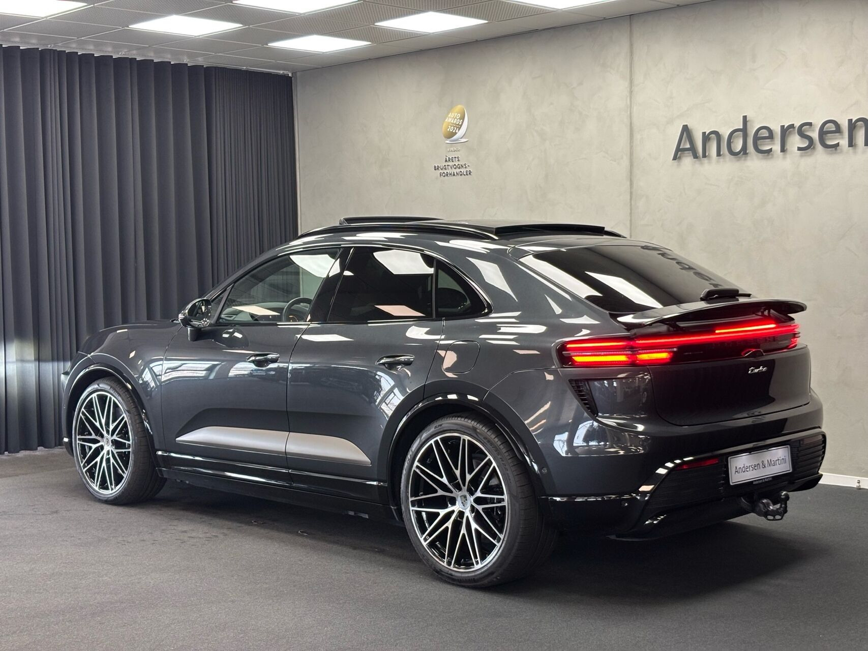Grå Porsche Macan fra 2024