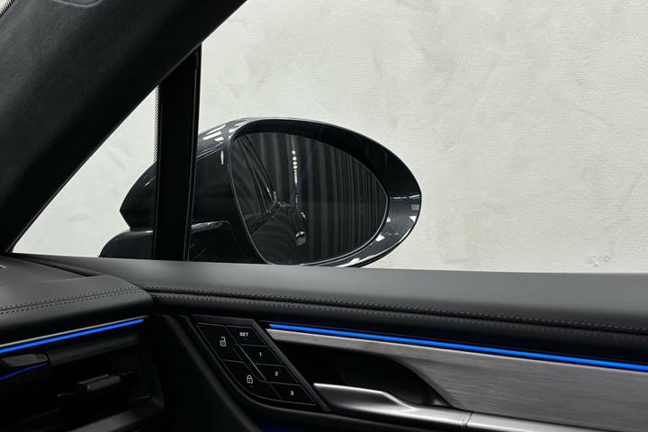 Grå Porsche Macan fra 2024