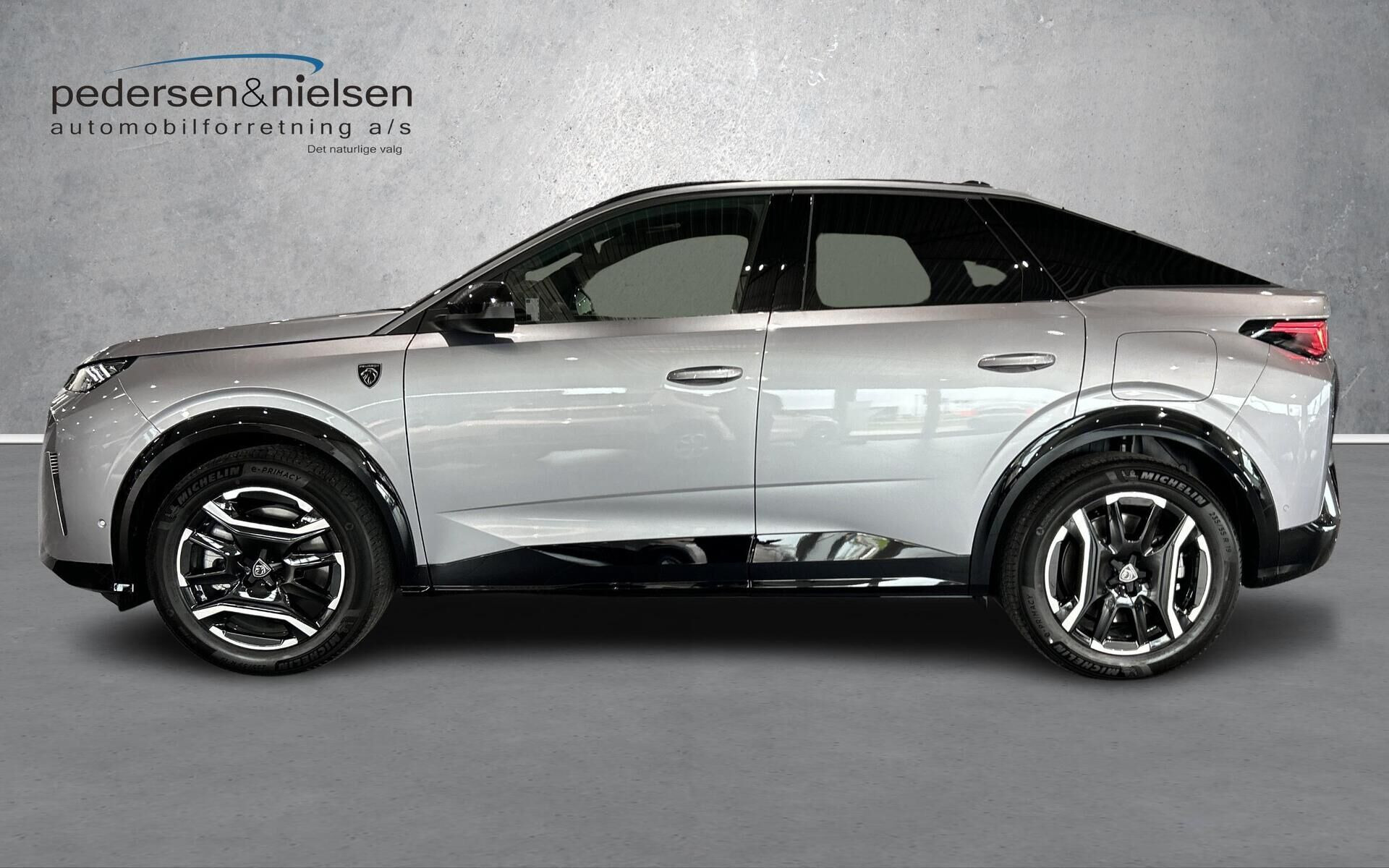 Grå Peugeot e-3008 fra 2026