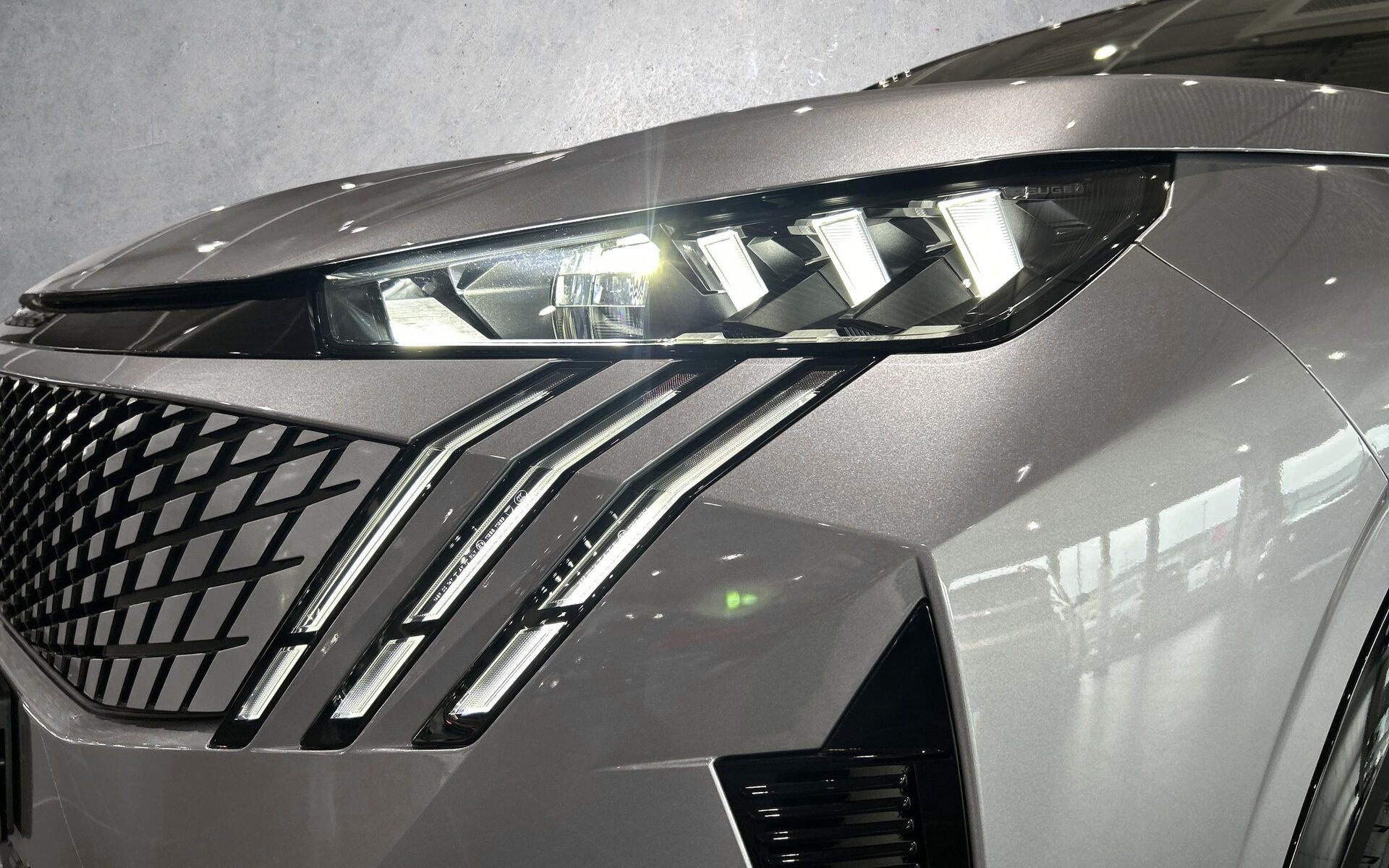 Grå Peugeot e-3008 fra 2026