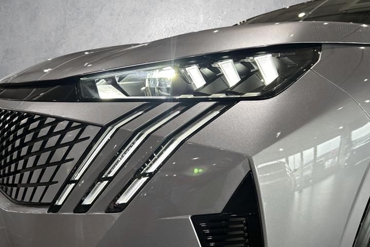 Grå Peugeot e-3008 fra 2026
