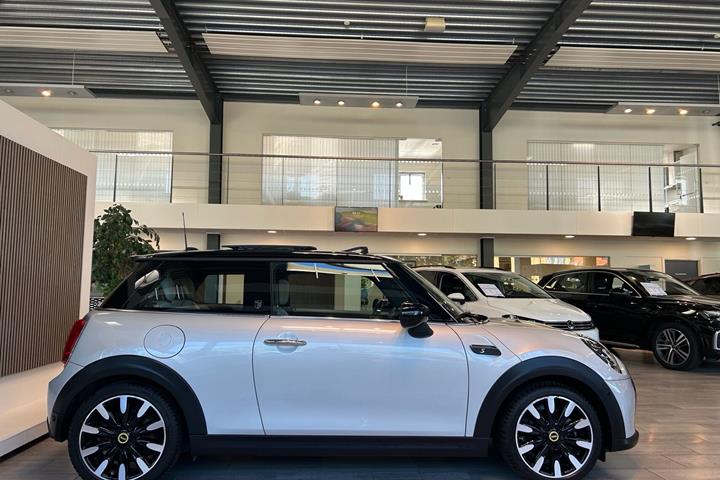Hvid Mini Cooper fra 2022