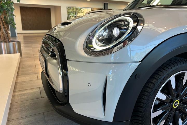 Hvid Mini Cooper fra 2022