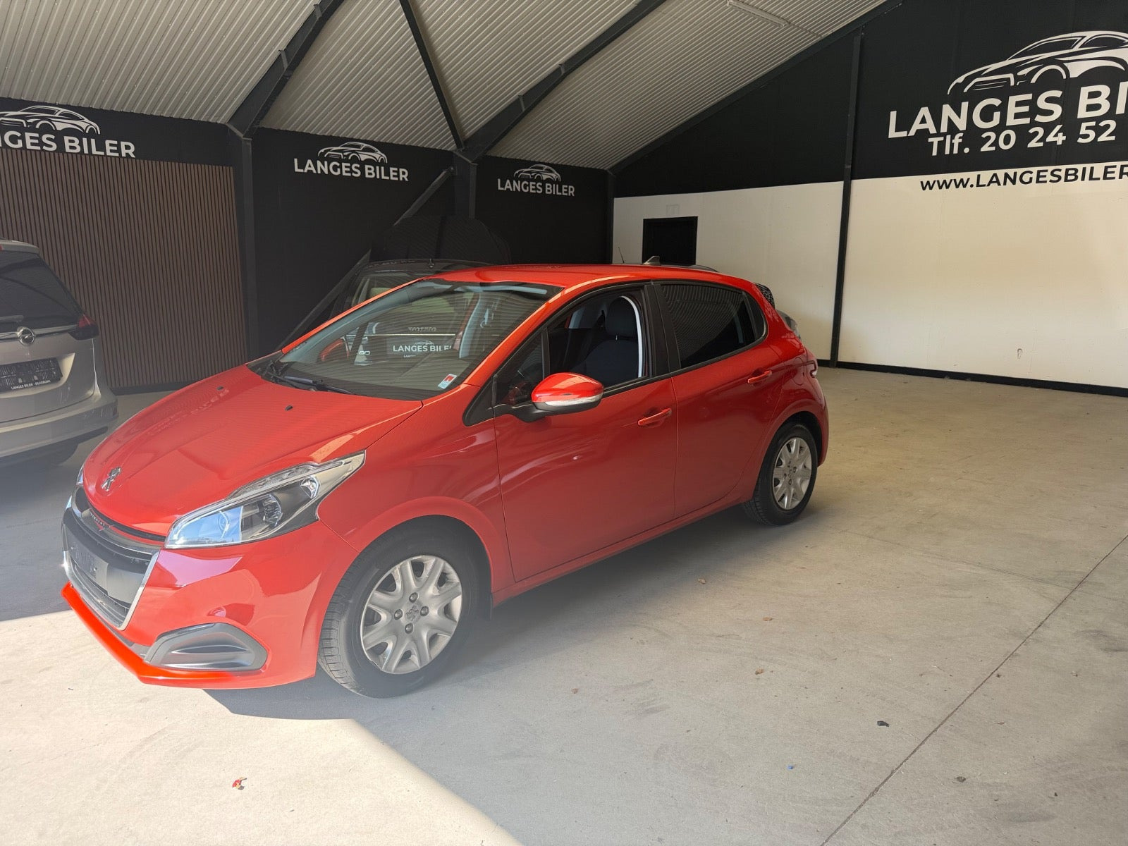 Rød Peugeot 208 fra 2017