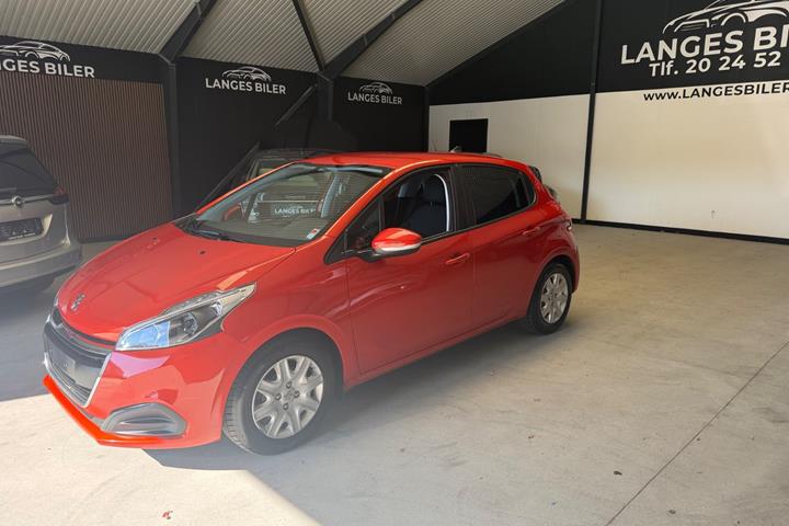 Rød Peugeot 208 fra 2017