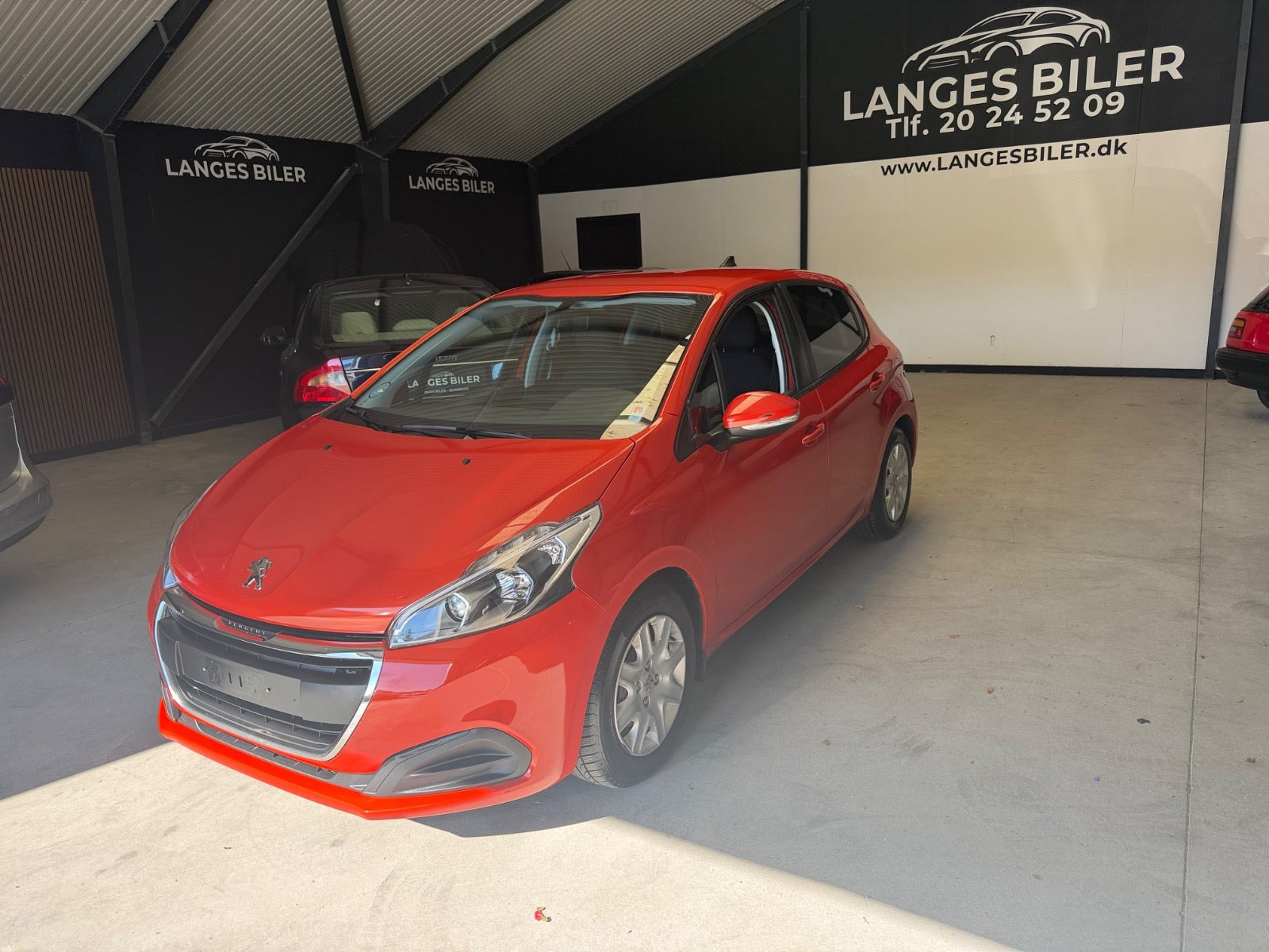 Rød Peugeot 208 fra 2017
