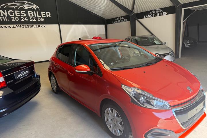Rød Peugeot 208 fra 2017