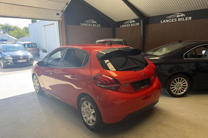 Rød Peugeot 208 fra 2017