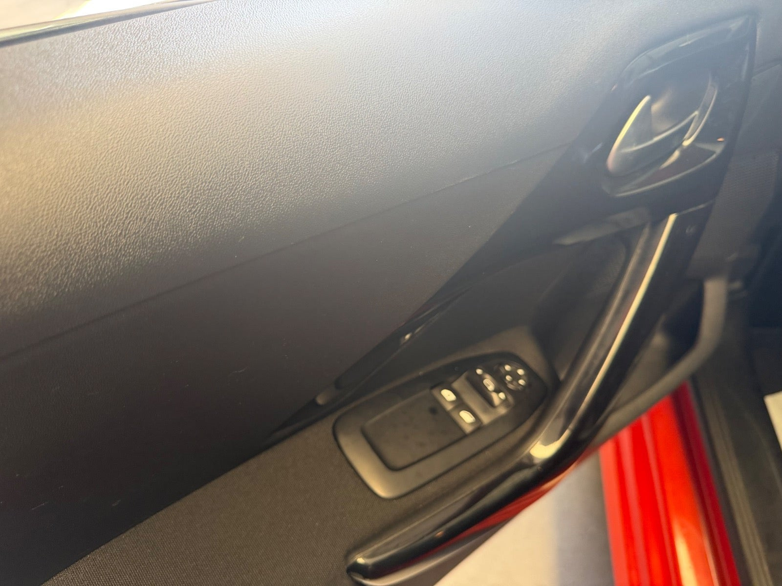 Rød Peugeot 208 fra 2017