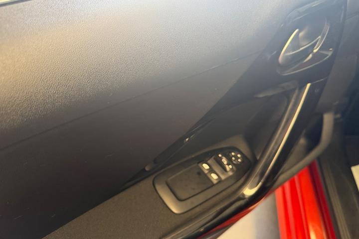 Rød Peugeot 208 fra 2017