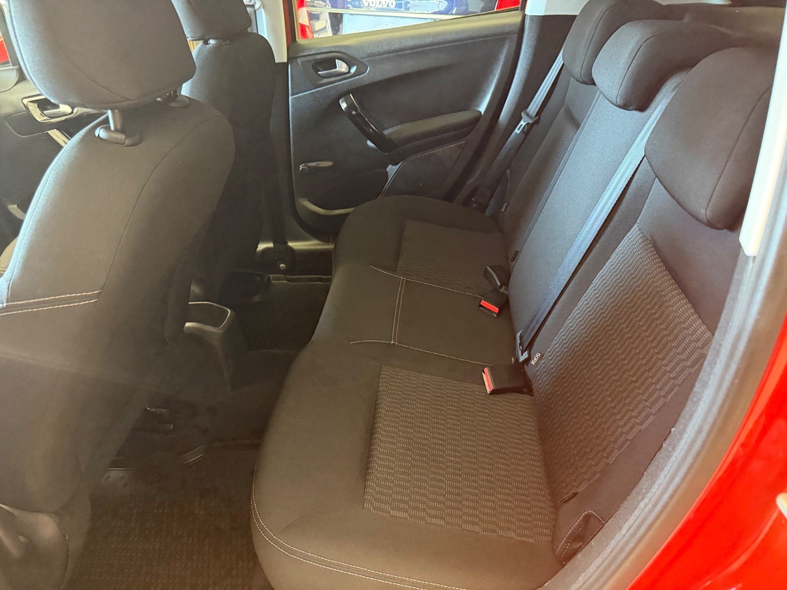 Rød Peugeot 208 fra 2017