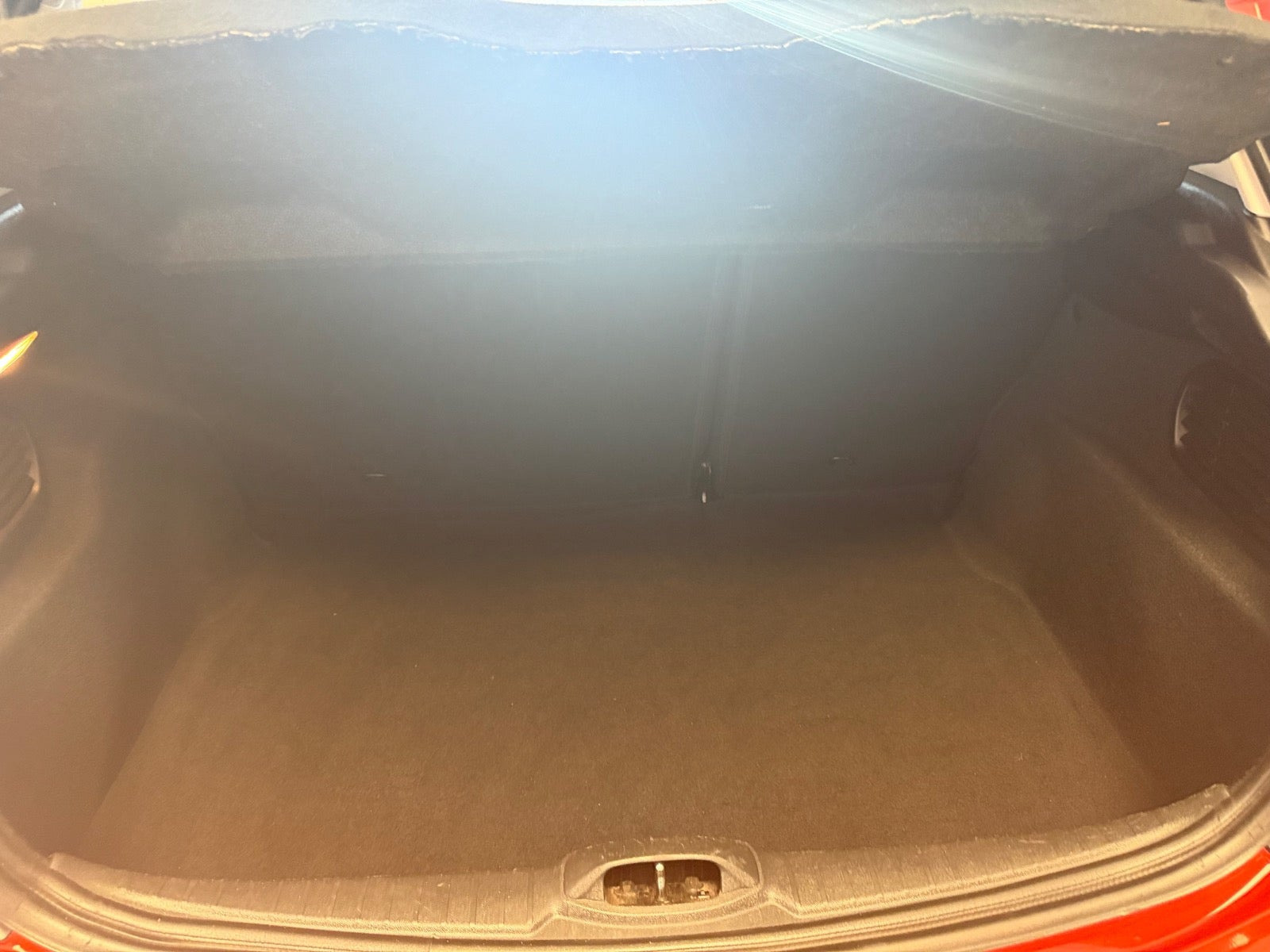 Rød Peugeot 208 fra 2017