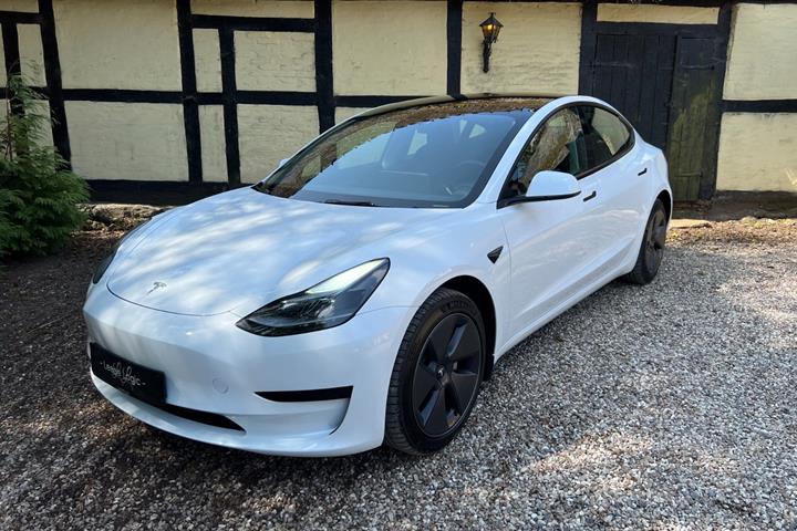 Hvid Tesla Model 3 fra 2023