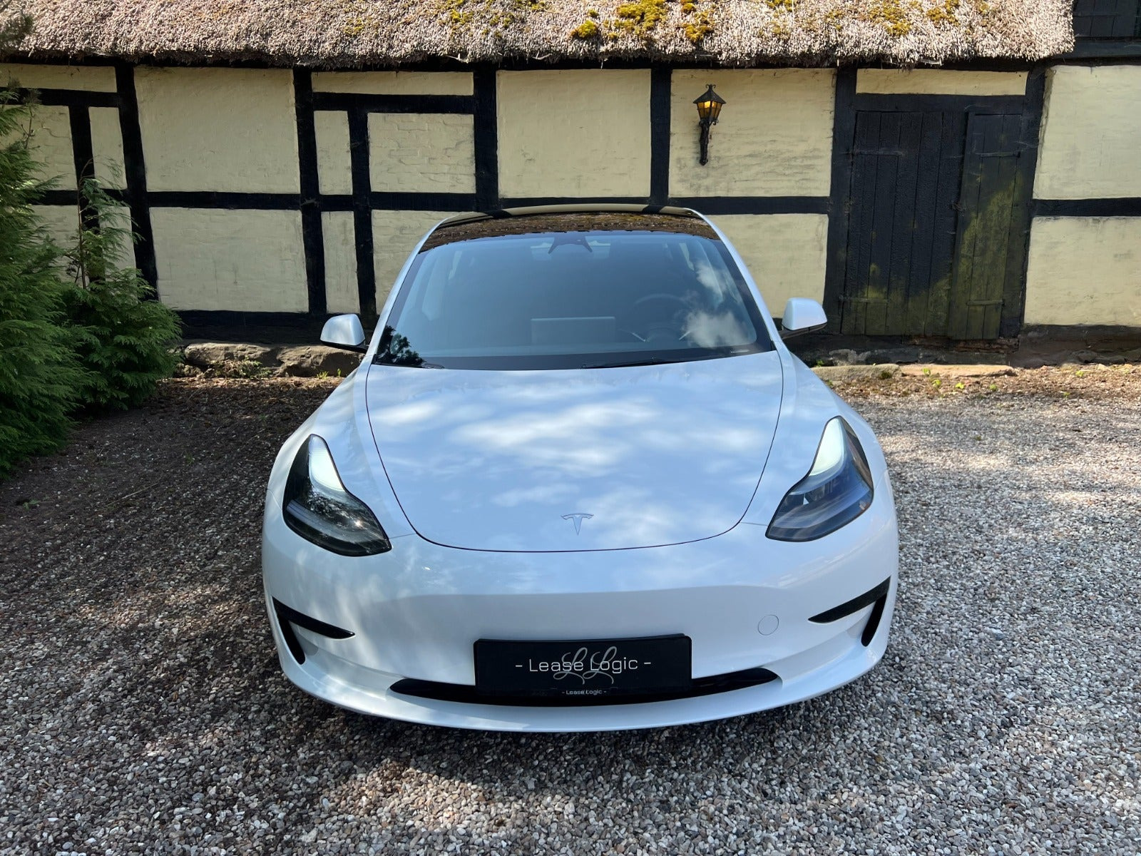 Hvid Tesla Model 3 fra 2023