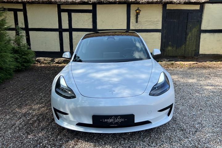 Hvid Tesla Model 3 fra 2023