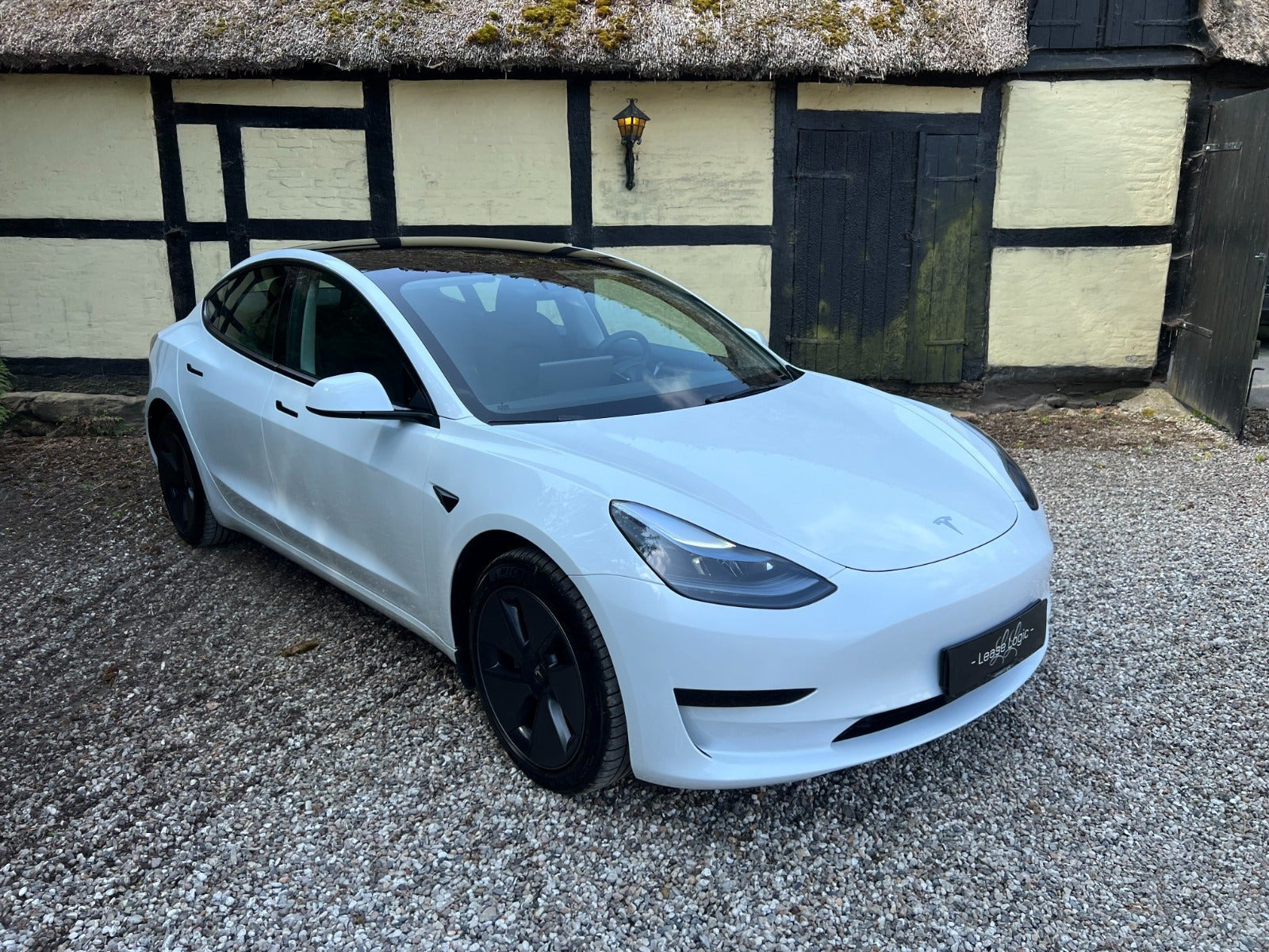 Hvid Tesla Model 3 fra 2023