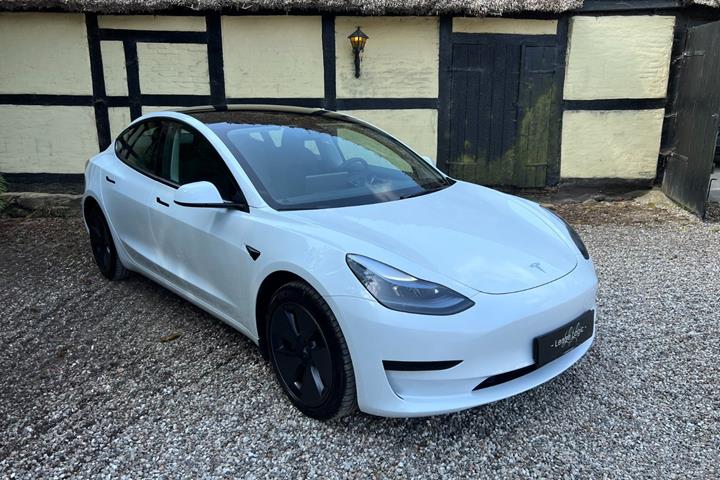 Hvid Tesla Model 3 fra 2023