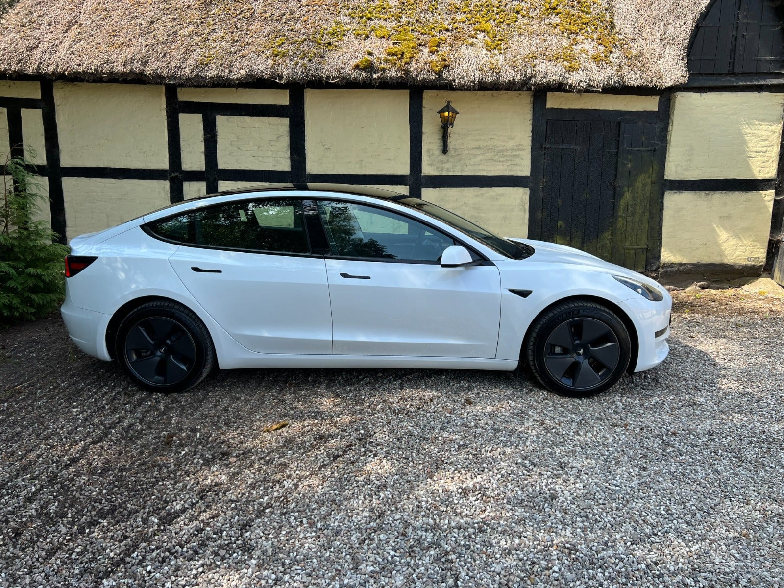Hvid Tesla Model 3 fra 2023