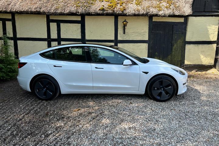 Hvid Tesla Model 3 fra 2023
