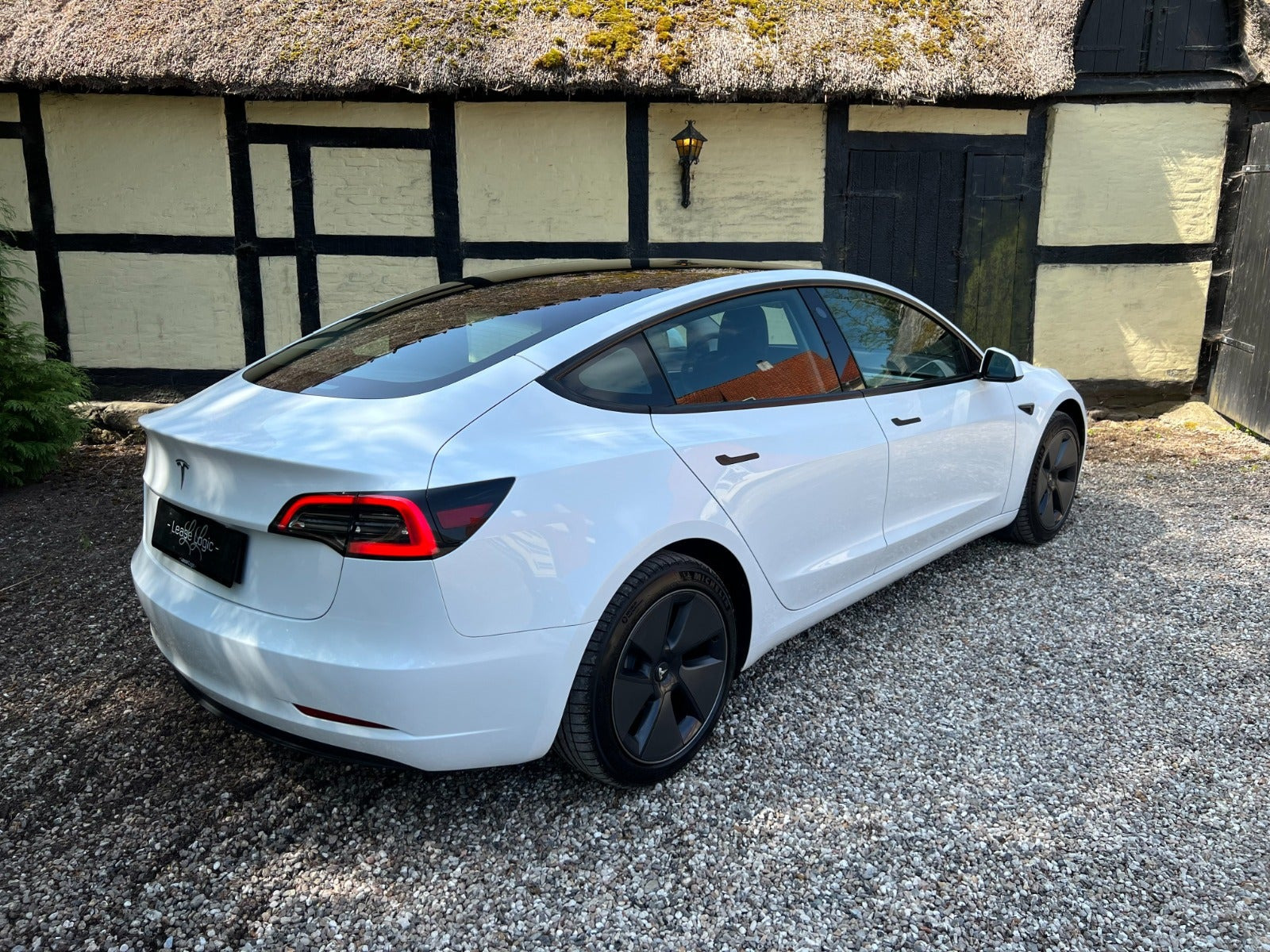 Hvid Tesla Model 3 fra 2023